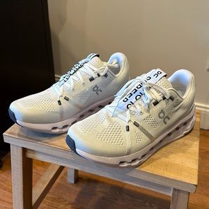 Men’s size 10 ON white cloud surfer running shoe